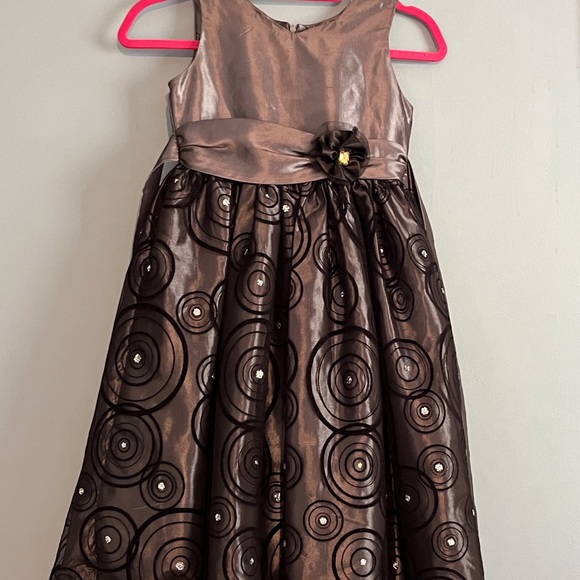 SELLING DRESS For GIRL SIZE 7 COLOR SATIN GRAY PRE-OWNED CONDITION EMBROIDERED - Picture 5 of 10